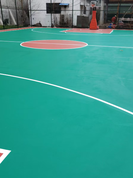 卢龙 球场长期使用易出现地面开裂